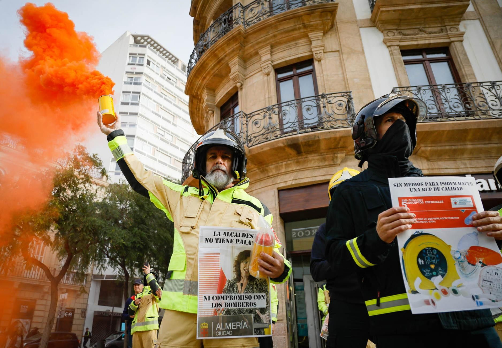 Imágenes de la manifestación de bomberos en Almería
