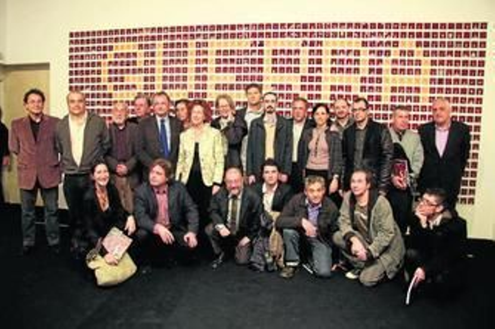 Rafael Ortiz y Rosalía Benítez, junto a los artistas que forman parte de la galería, posan en la apertura de la exposición.