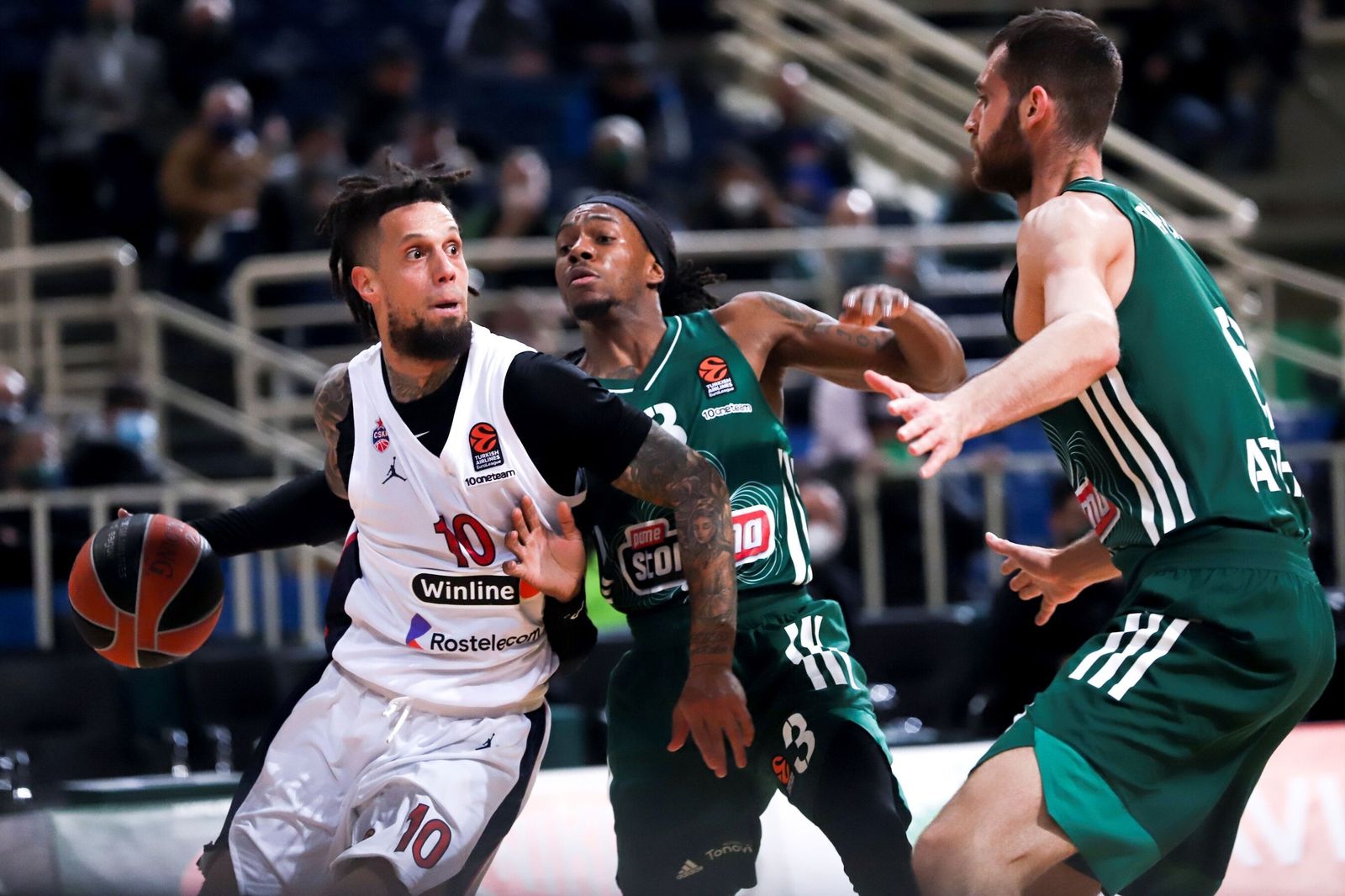 Kendrick Perry pelea con Hackett.