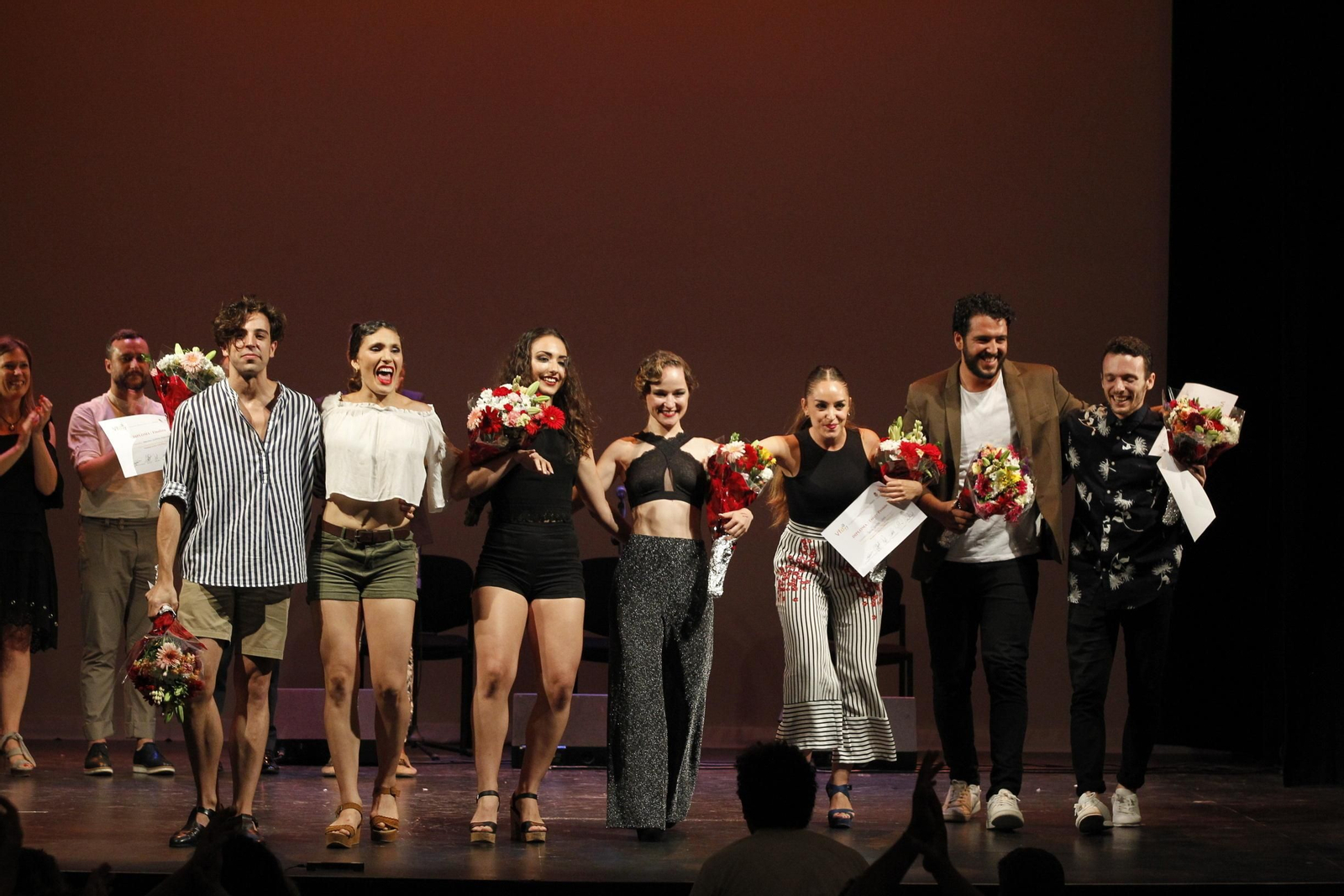 Los participantes en el Certamen Internacional de Baile al final de la gala.