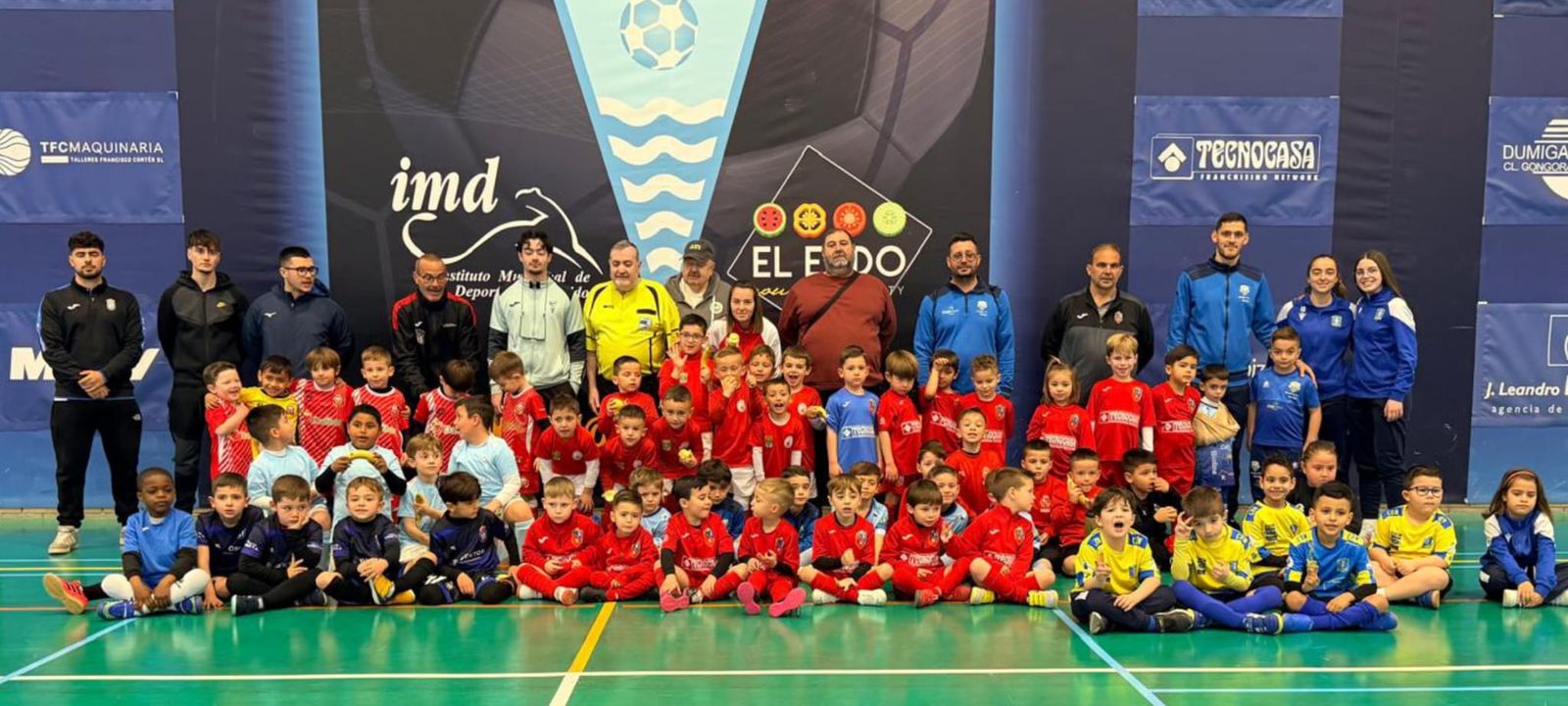 Los distintos equipos participantes posan en grupo al término de la concentración celebrada este fin de semana.