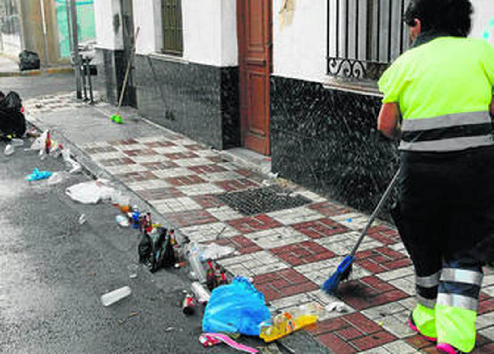 Una empleda del Ayuntamiento limpia una calle tras la celebración del Domingo Rociero del año pasado.