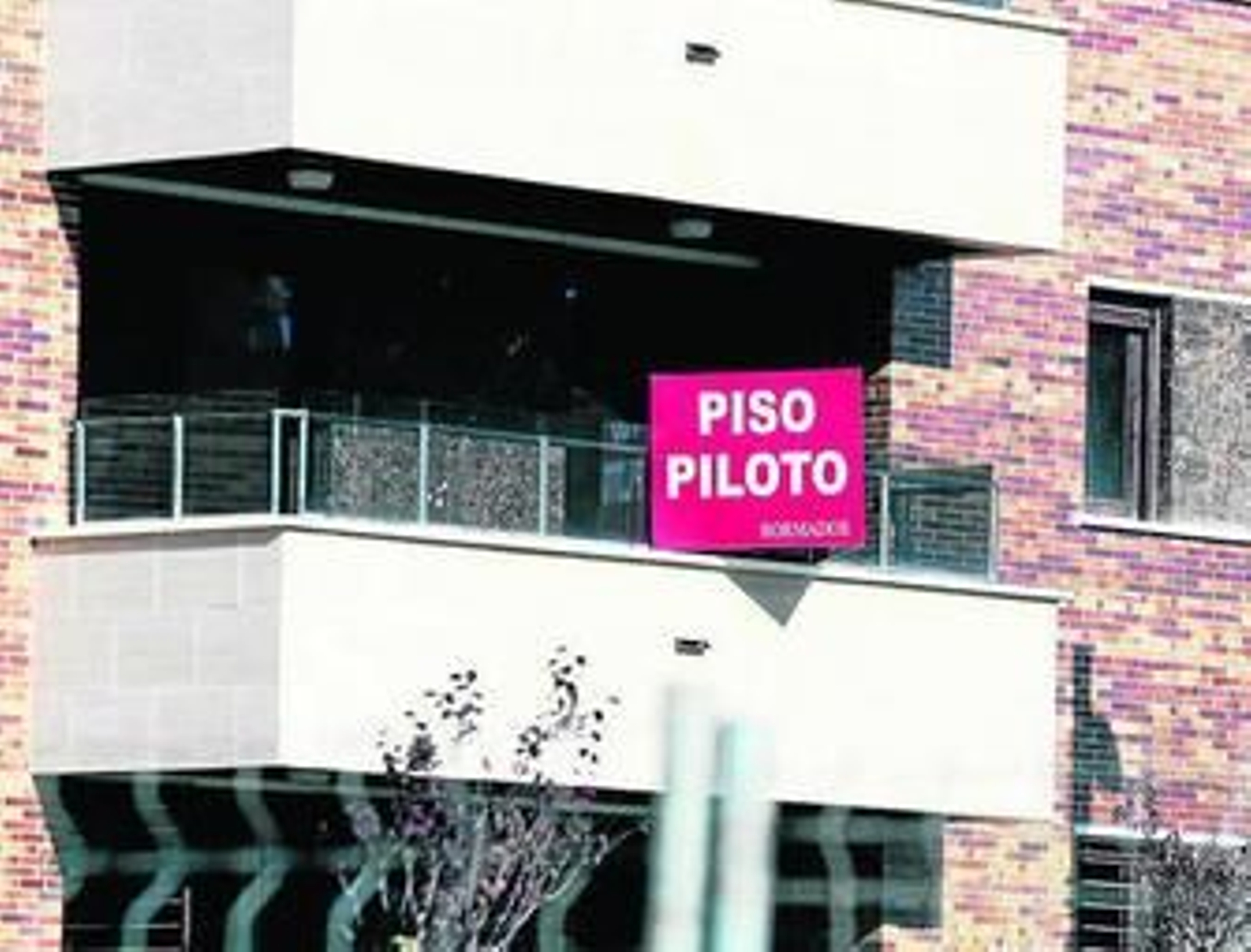 Fachada de uno de los pisos puestos en venta en la capital.
