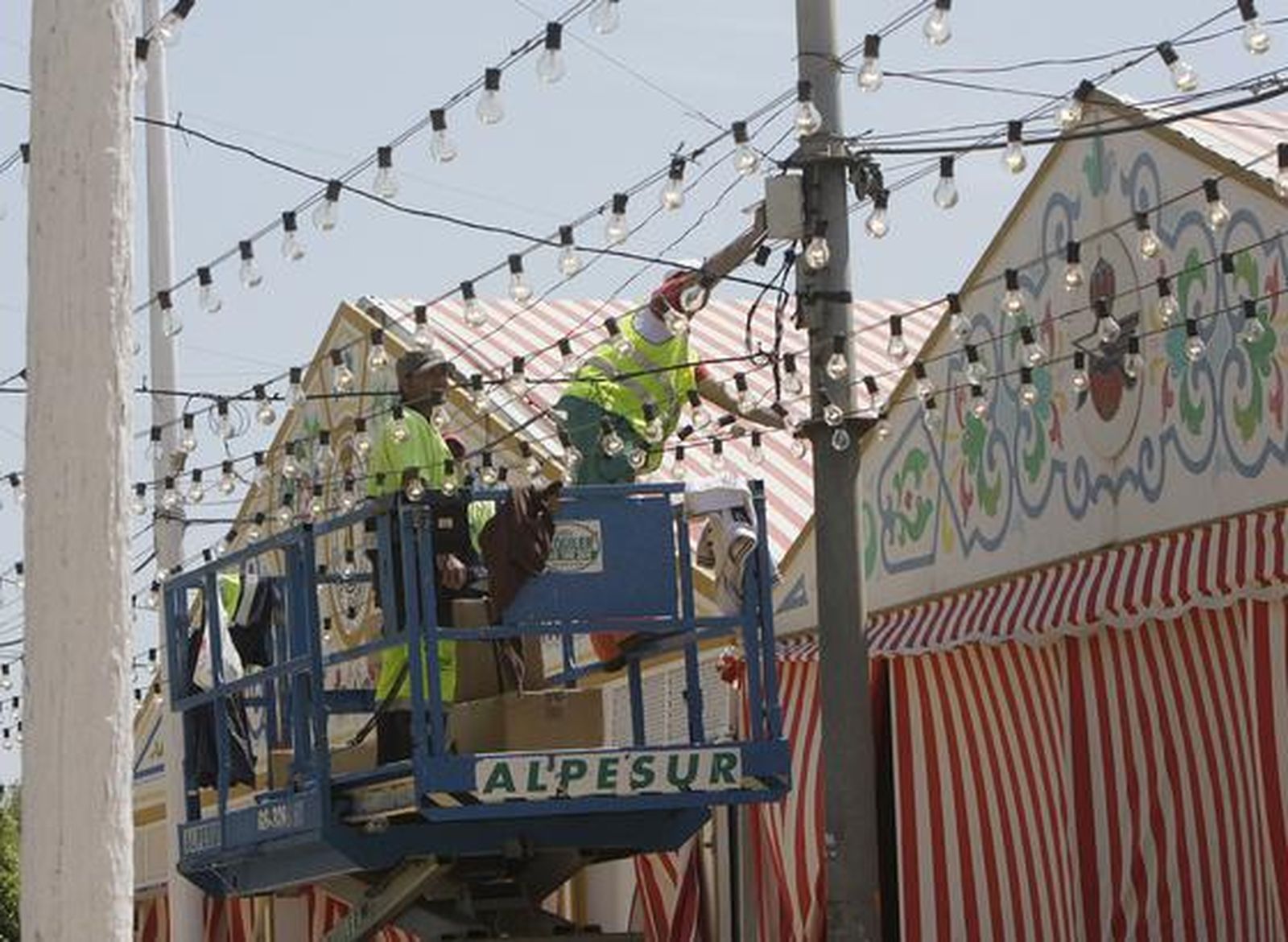 Operarios trabajan para poner a punto las bombillas para el día del alumbrado.

Foto: José Ángel García
