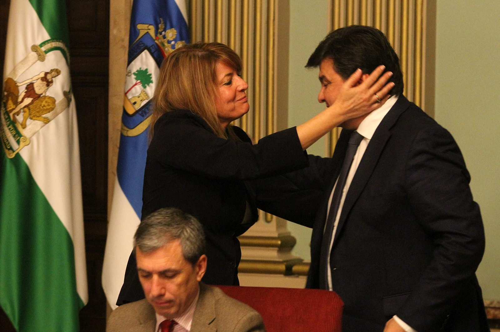 Pilar Miranda se despide de Gabriel Cruz en el pleno del 27 de febrero.