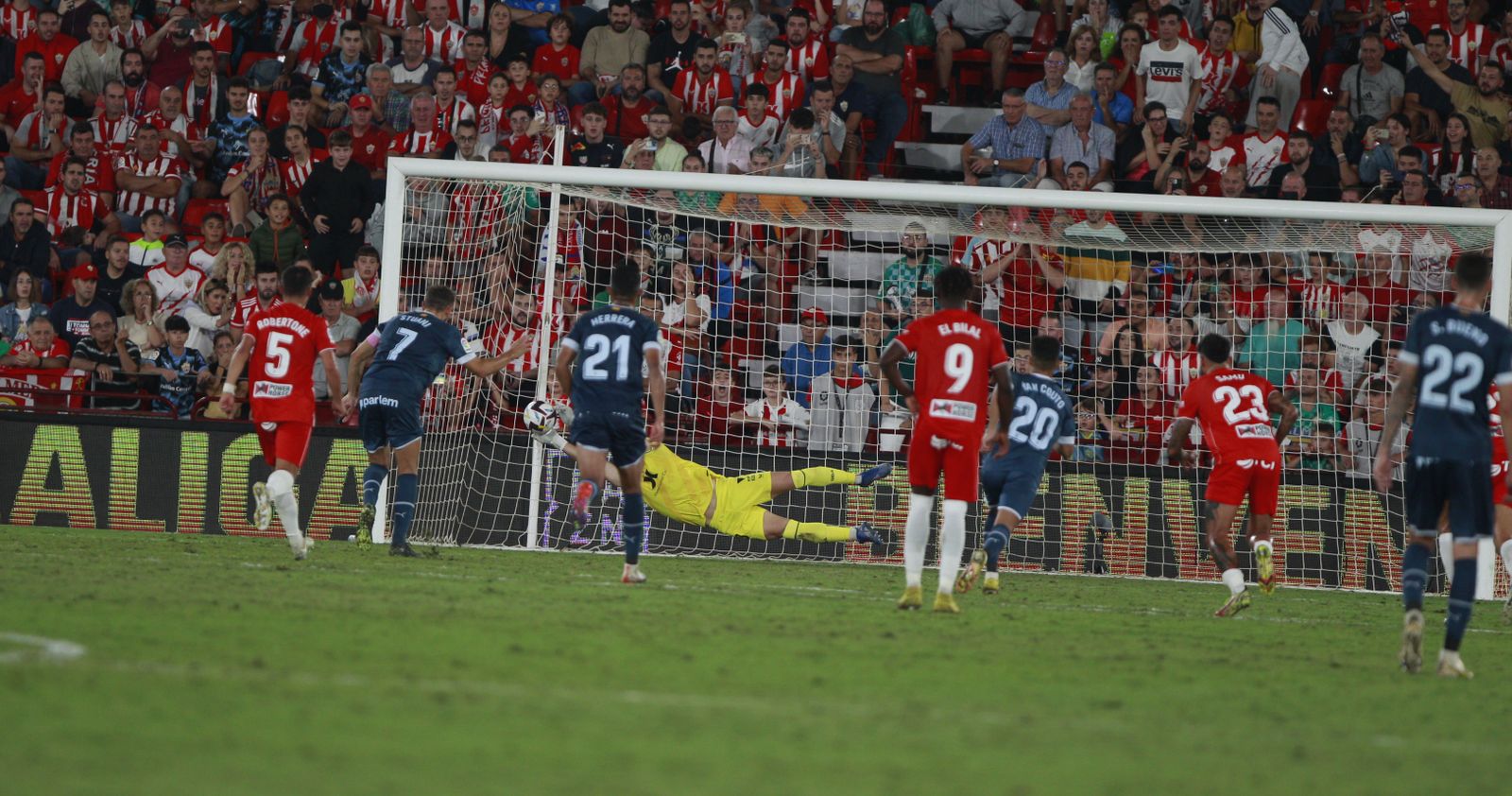 Imágenes del partido de fútbol U.D. Almería-Girona F.C.