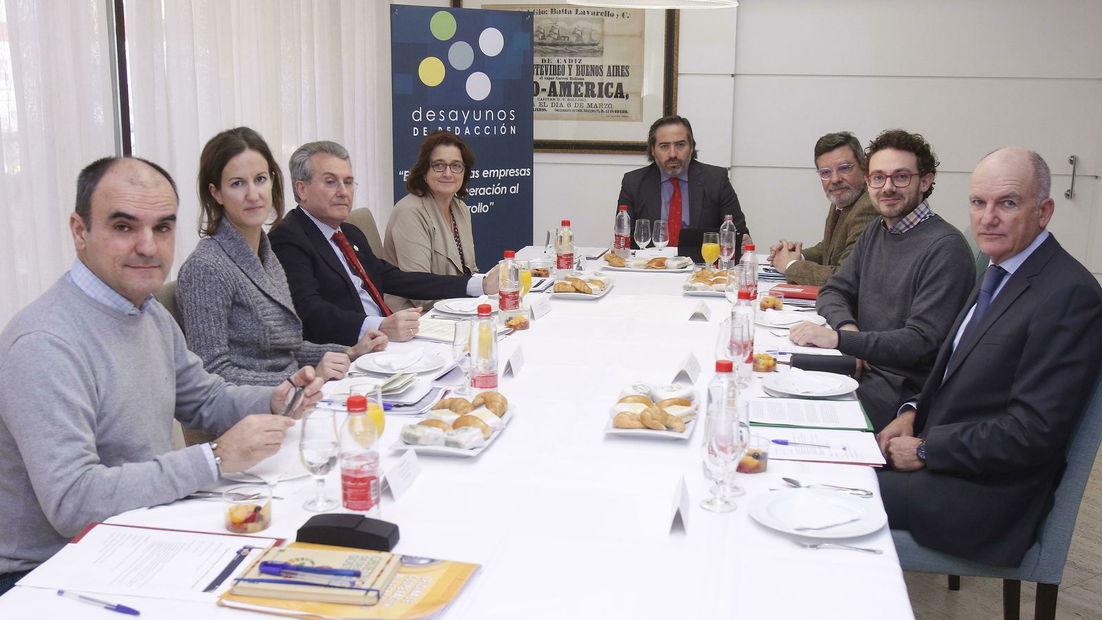 Uno de los momentos de la mesa de debate donde aparece, de izquierda a derecha, Santiago González, Sonia Díaz, Emilio García de la Torre, María de la Luz Ortega, Alberto Grimaldi, Antonio Bonet, Carlos Bustamante y José Antonio Muñoz.