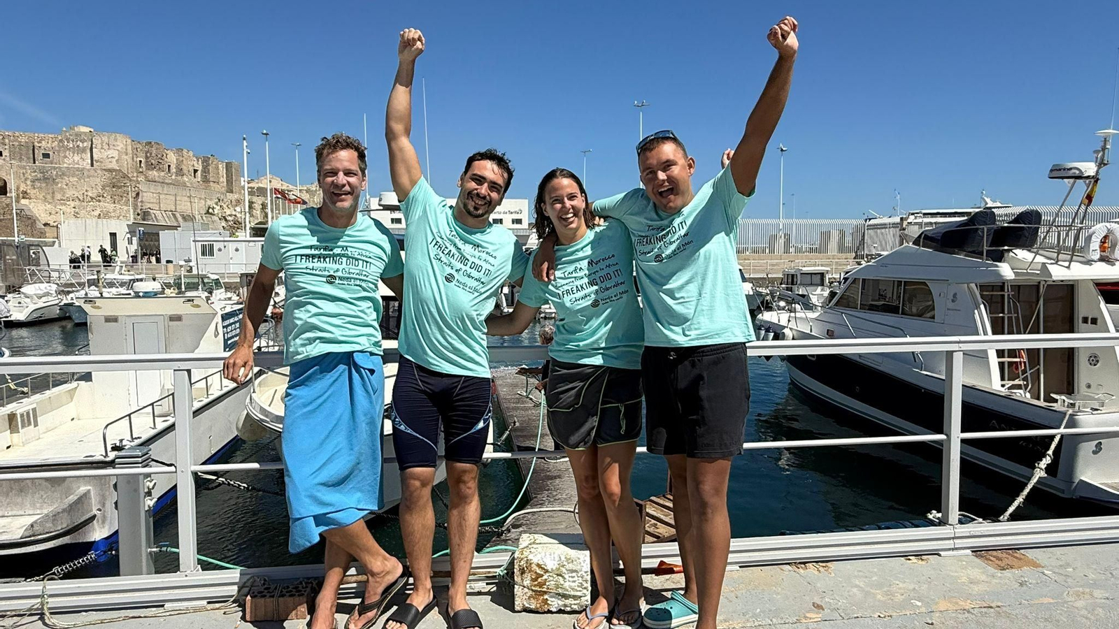 Tuna Tunca, a la derecha, junto a los otros tres nadadores del club Neda el Món.