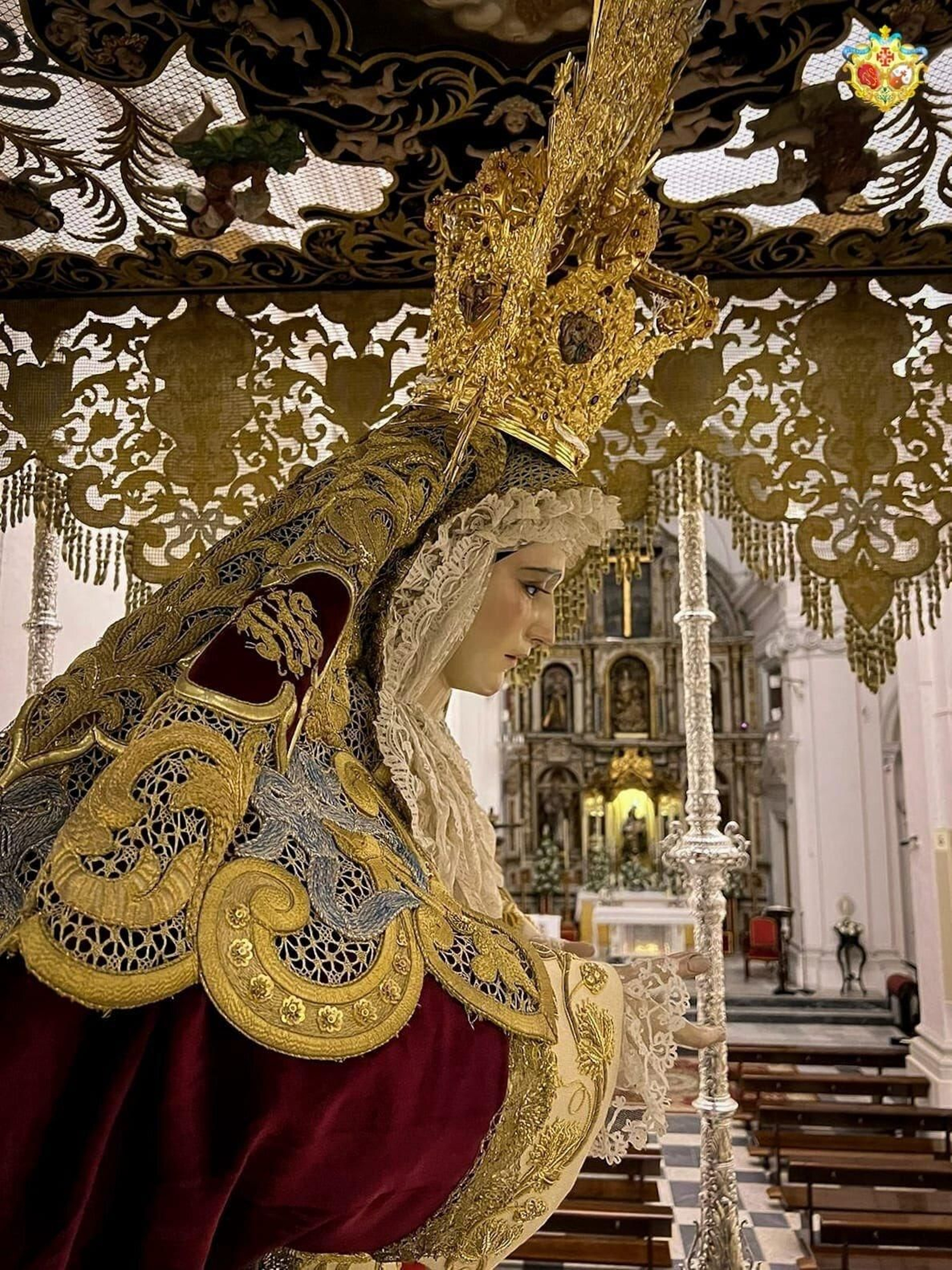 La Virgen del Amparo de Borriquita, ya en su paso de palio en la iglesia de San José.