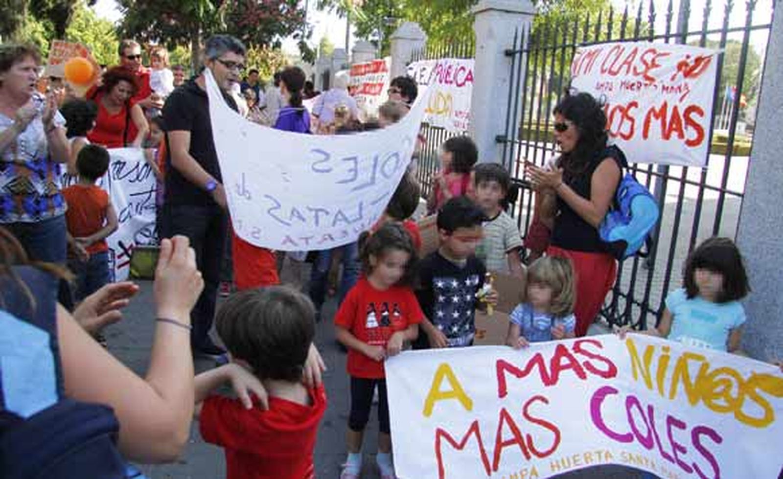 Decenas de padres de centros educativos protestan ante el Parlamento