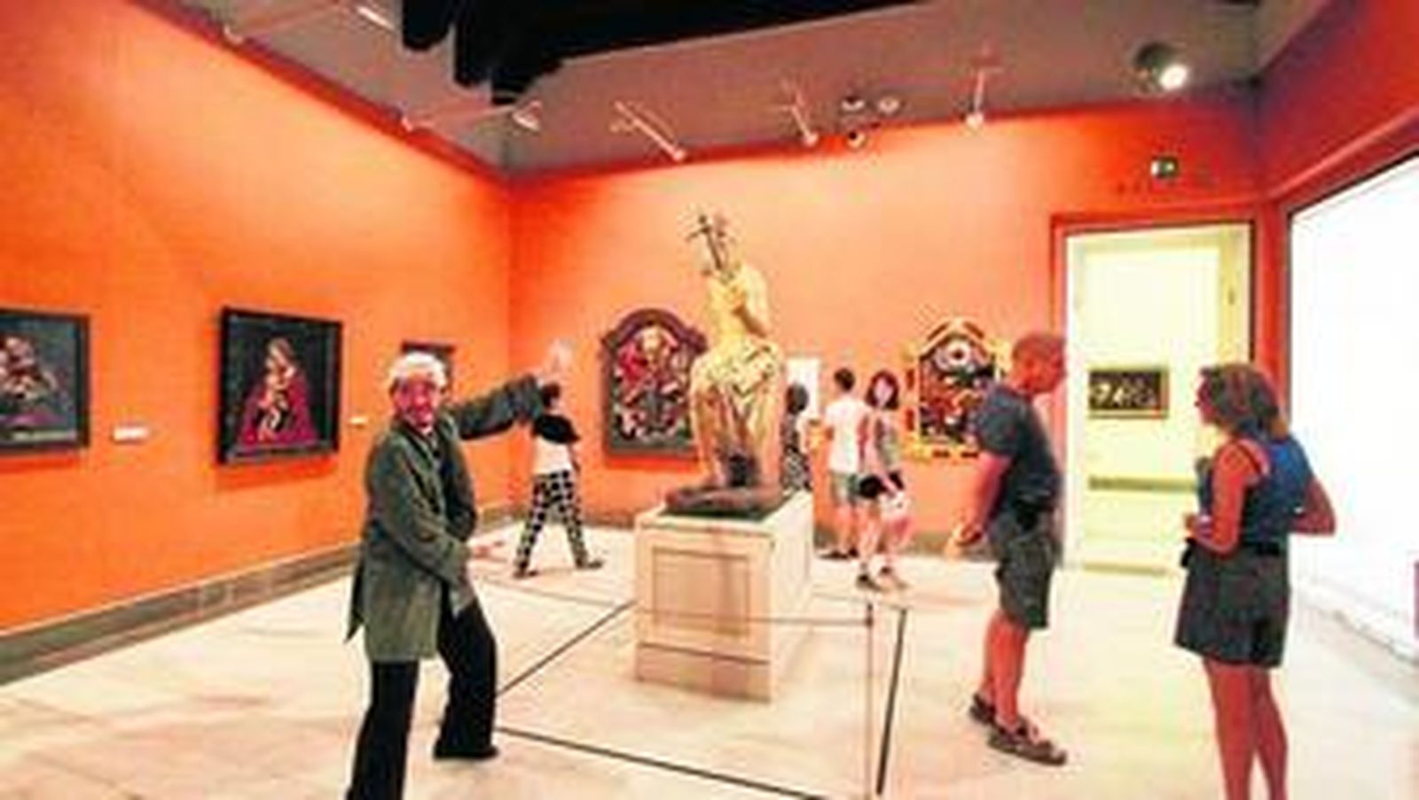 1. Pietro Torrigiano explicando que San Jerónimo fue creado para procesionar por  el claustro del convento de Buenavista, por eso está hecho al detalle 2. Tirso de Molina, que vivió en el edificio, es el encargado de recibir a los visitantes. 3. Un guerrero turco . 4. Florencio Quintero, explicando en una de las salas del museo.