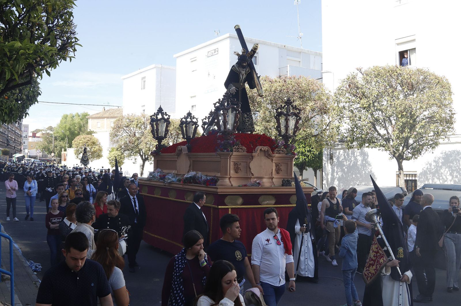Imágenes del recorrido de la Hermandad de la Redención por las calles de Huelva