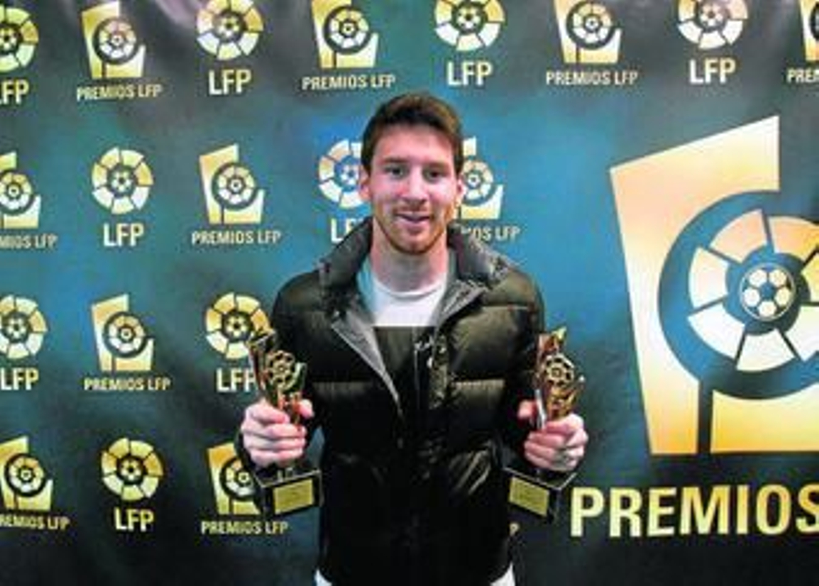 Leo Messi posa con sus trofeos de mejor jugador y delantero del pasado campeonato.