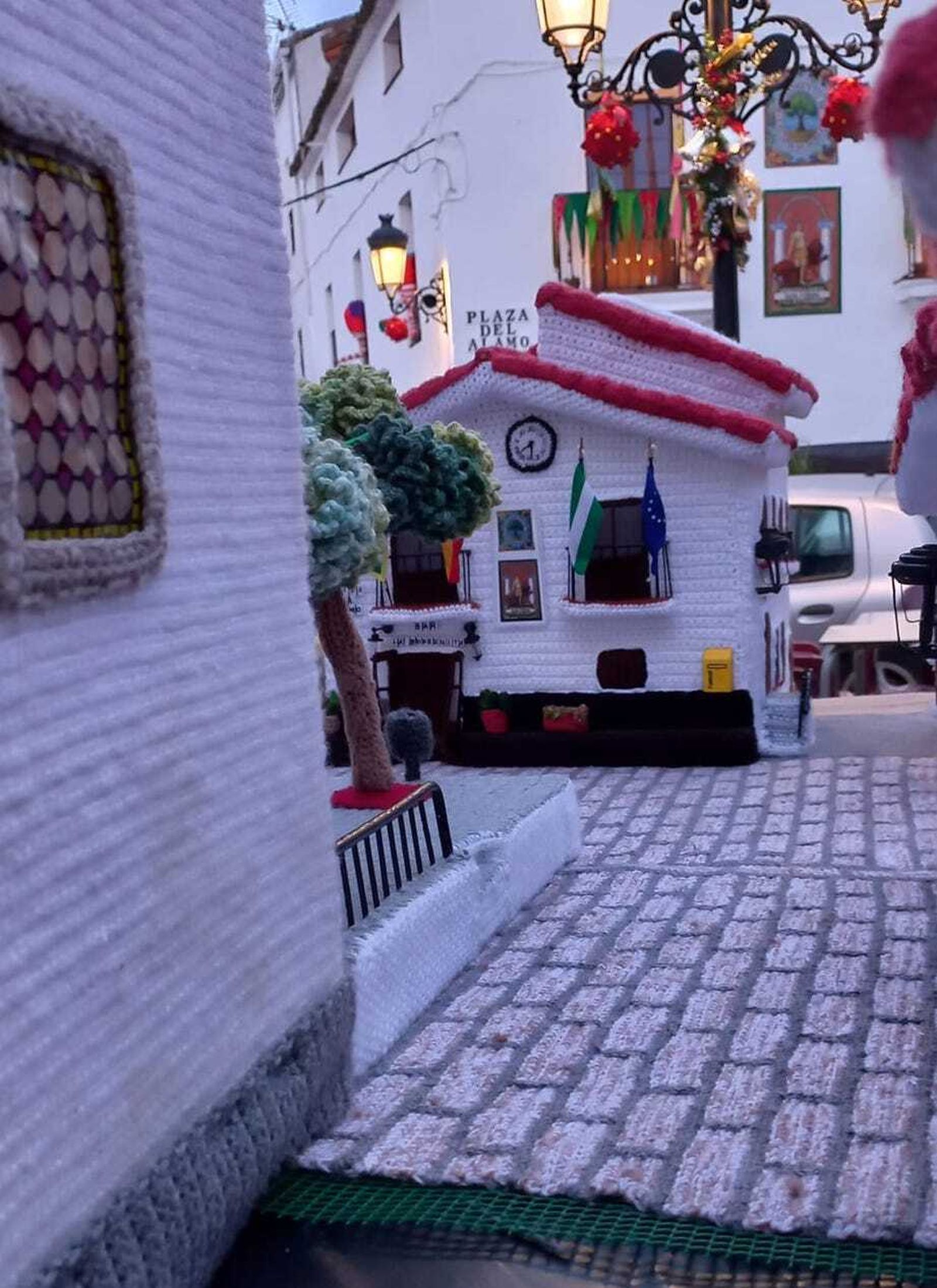 Así de bonito está este pueblo serrano de Huelva vestido de ganchillo por Navidad