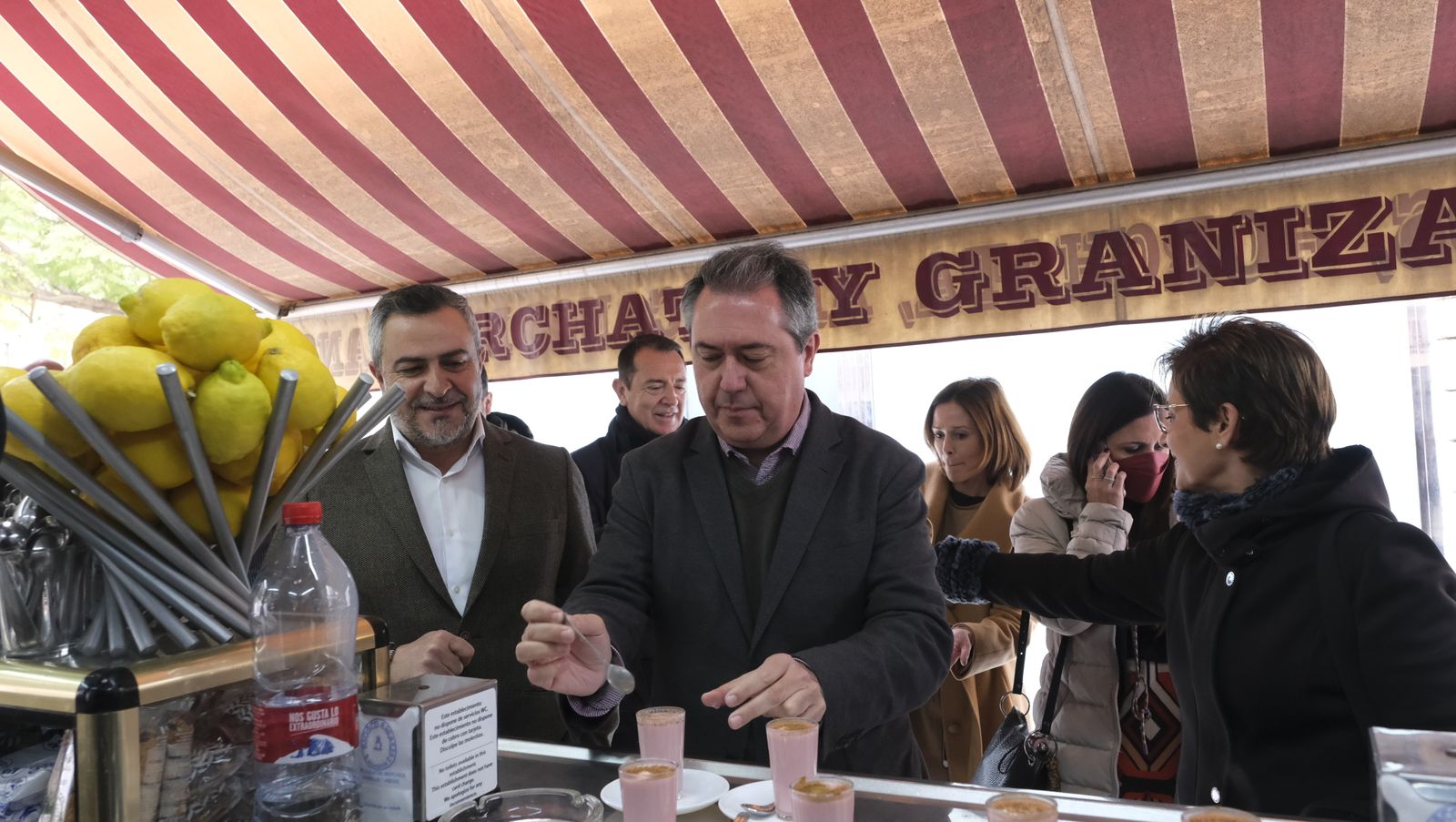 Imágenes de la visita del Secretario General del PSOE-A, Juan Espadas, a Almería.
