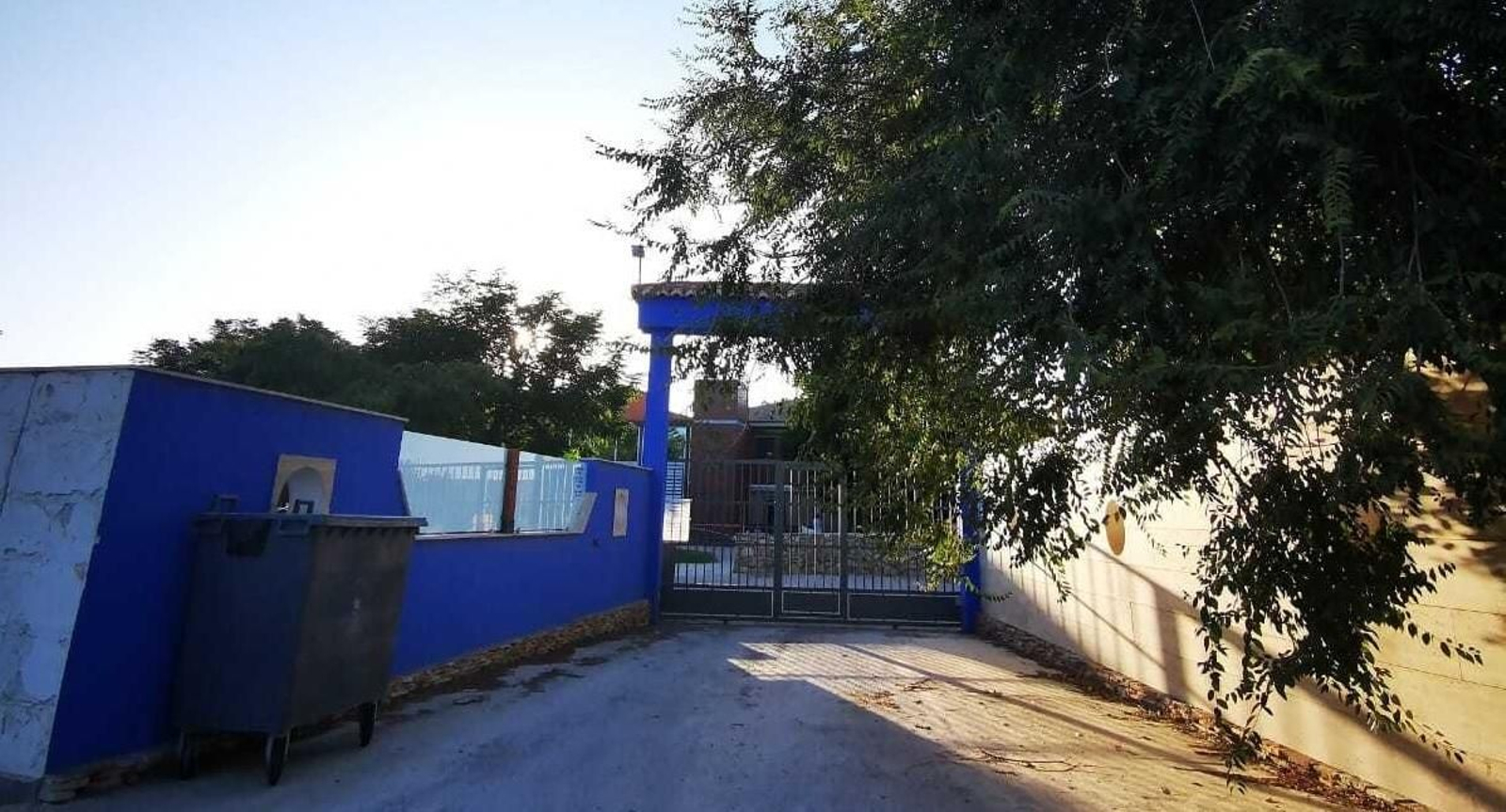 Entrada a la Residencia Río Fardes de Benalúa, donde está foco más importante de la provincia