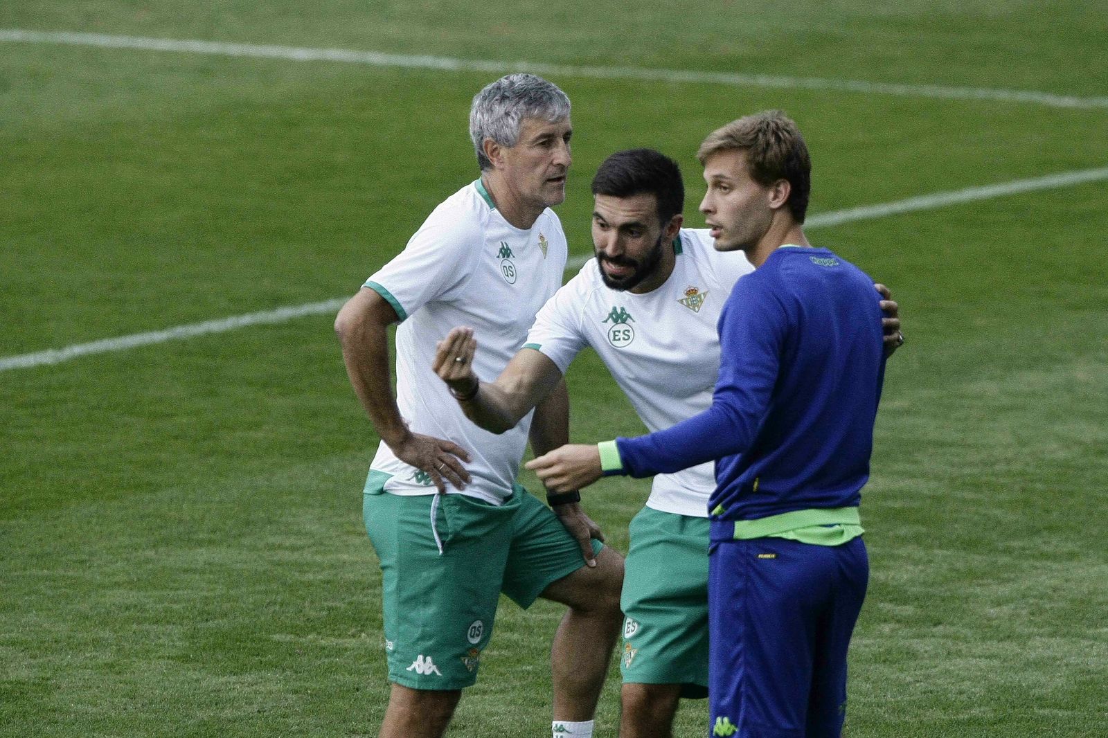 Canales junto a Quique Setién y Eder Sarabia.