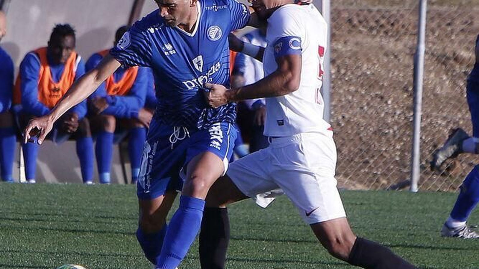 Alejandro Pavón agarra a Sergio Narváez, con el Xerez DFC, en un partido de hace dos campañas.