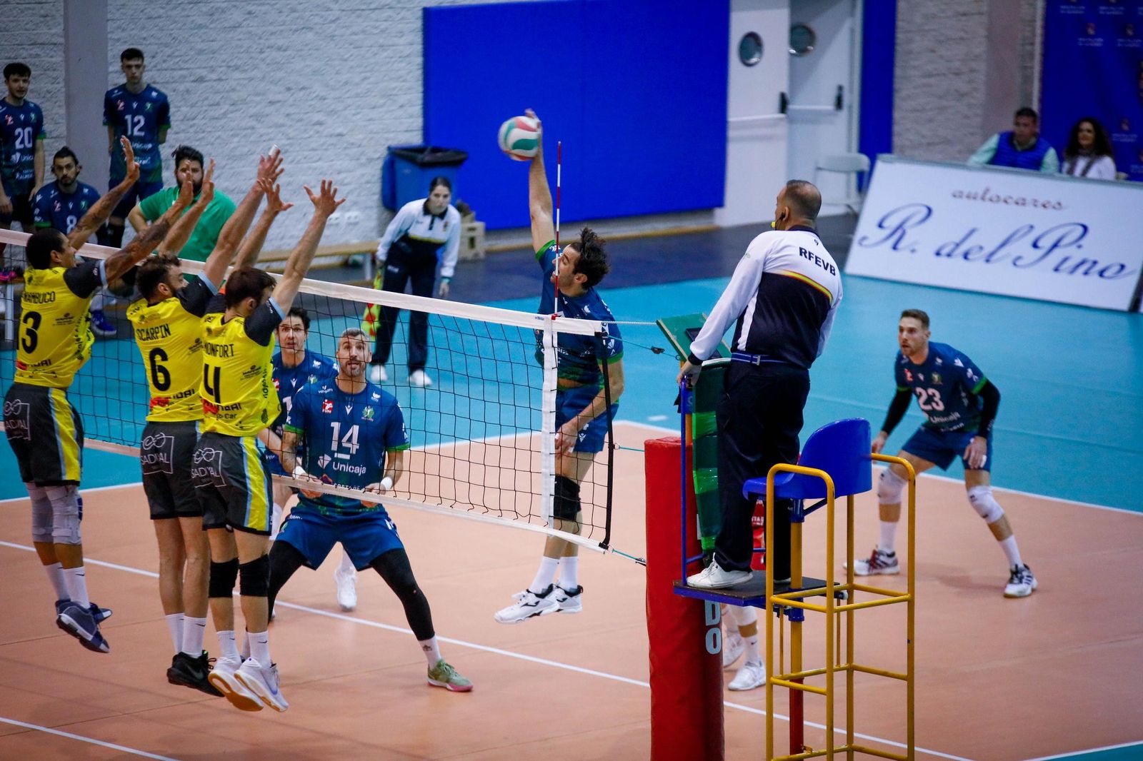 Las imágenes del Unicaja Costa de Almería-Leleman Conqueridor, primer partido del play off por el título de Superliga en Almería