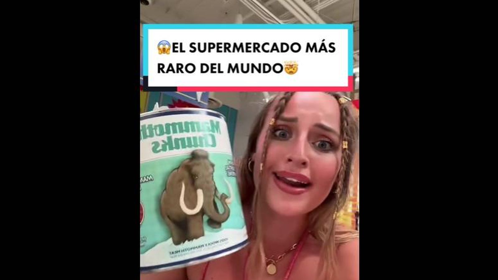 La tiktoker @aquisandrax mostrando uno de los productos del supermercado más raro del mundo