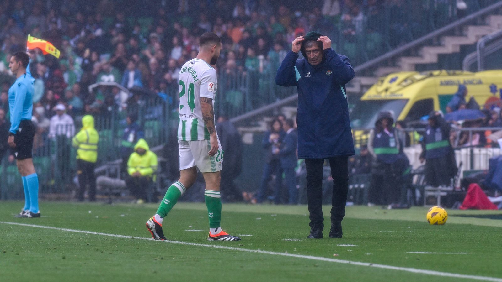 Pellegrini se pone el gorro junto a Ruibal.