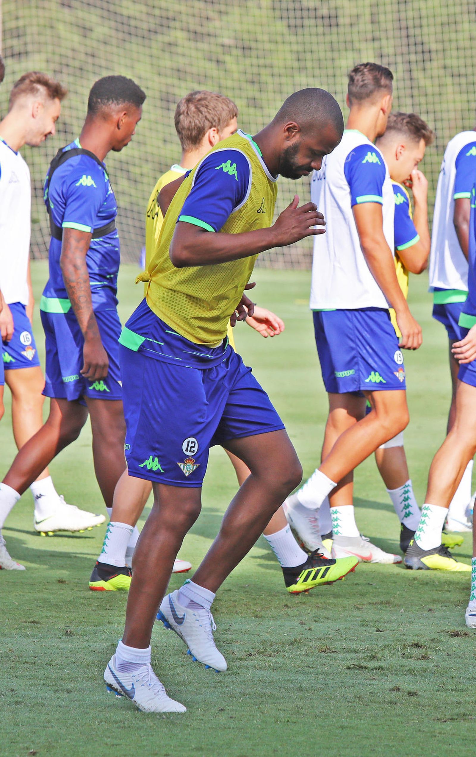 Sidnei durante un entrenamiento con el Betis