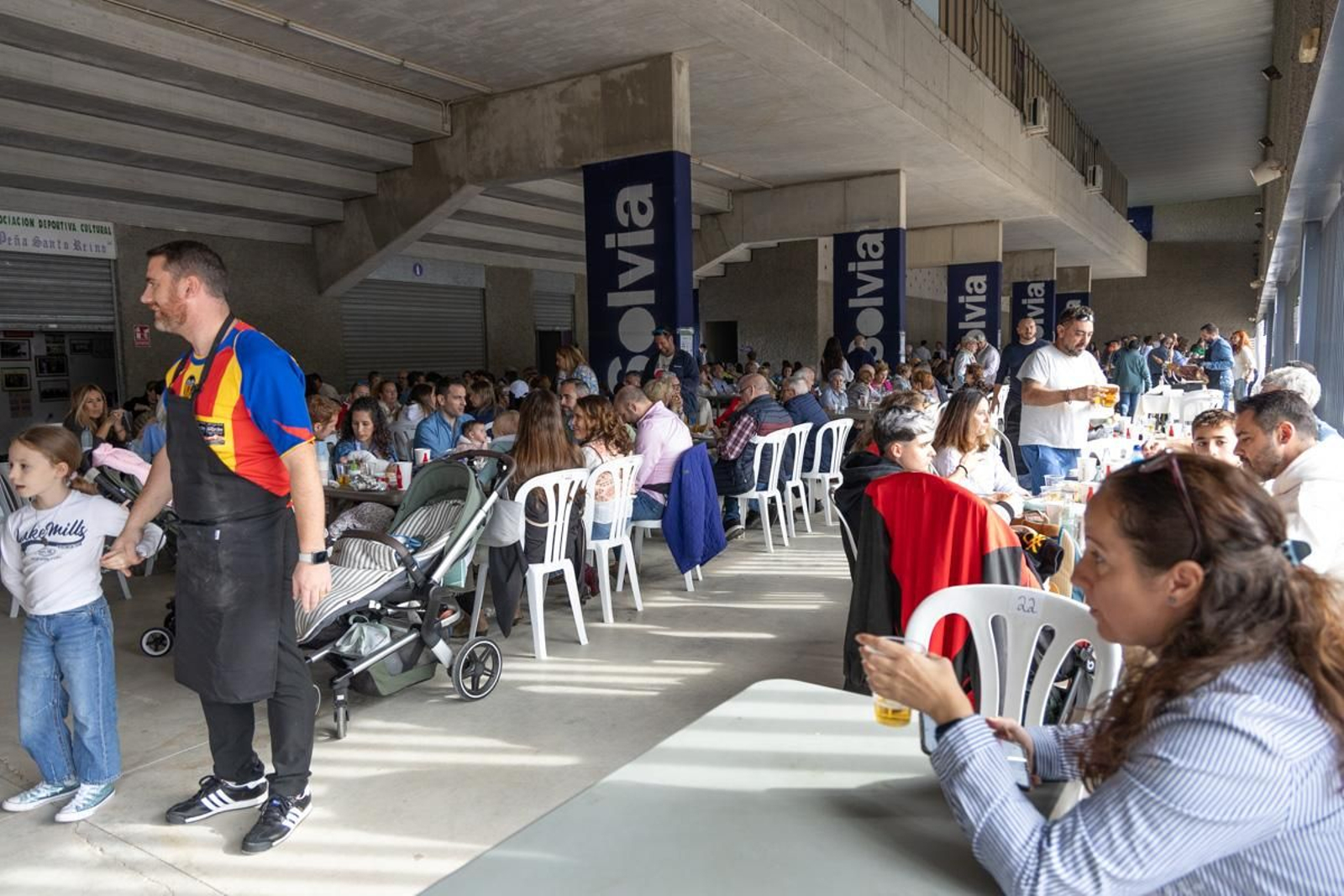 La afición del Real Jaén se vuelca con la paella solidaria por los afectados de la DANA, en imágenes