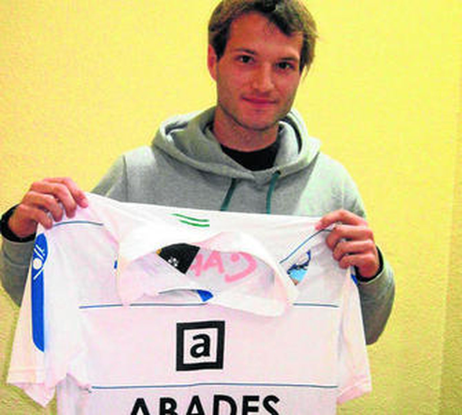 Nacho posa con la camiseta de su nuevo equipo.