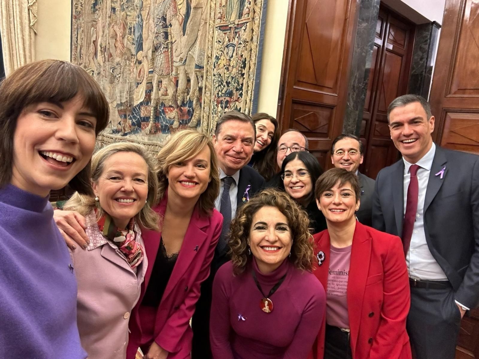 Sánchez se hace un selfi con varios ministros del PSOE para celebrar el 8-M