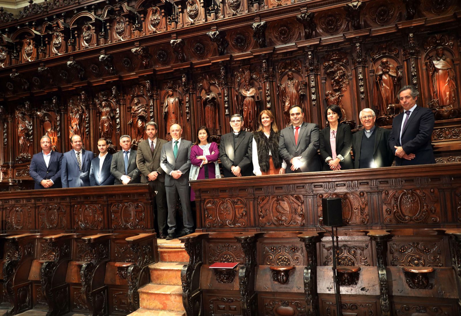 Organizadores, autoridades y patrocinadores, en el coro de la Catedral.