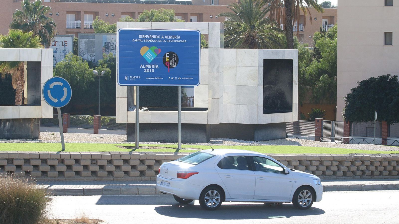 Panel informativo en el acceso norte a la capital desde la A-7