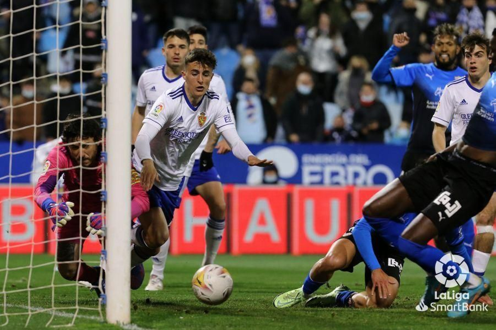 Sadiq remata a gol, anulado por el VAR por un fuera de juego milimétrico de Sousa.