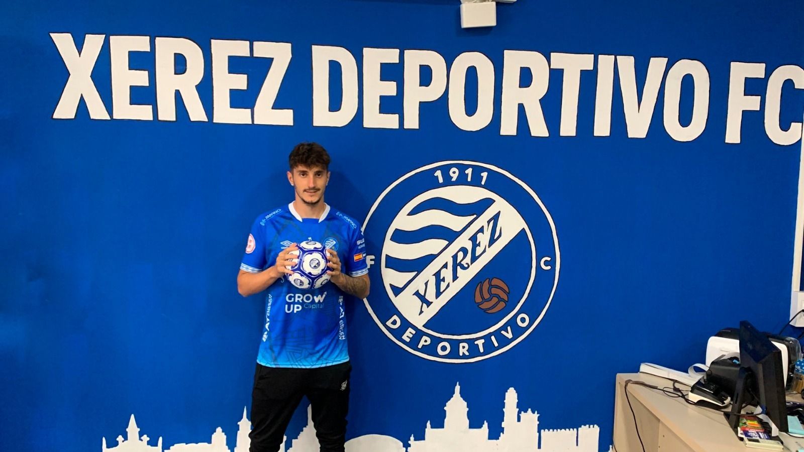 Javi Díez posa con la camiseta del Xerez DFC.