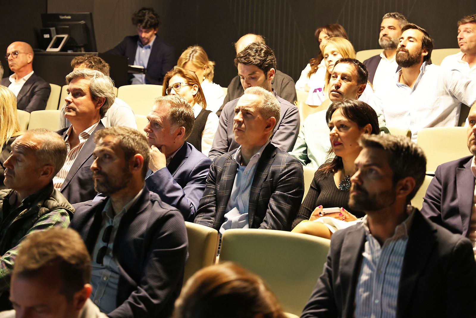 Movitransa presenta los nuevos modelos de BMW IX2 y el X2 en el complejo deportivo Lamiya