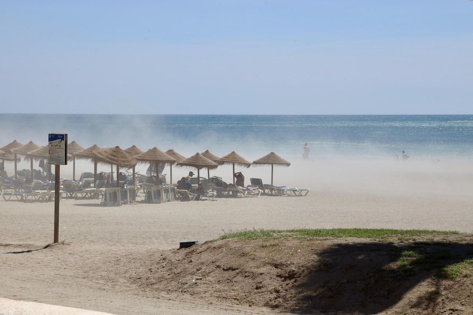La arena sube con el viento en las playas de Málaga.