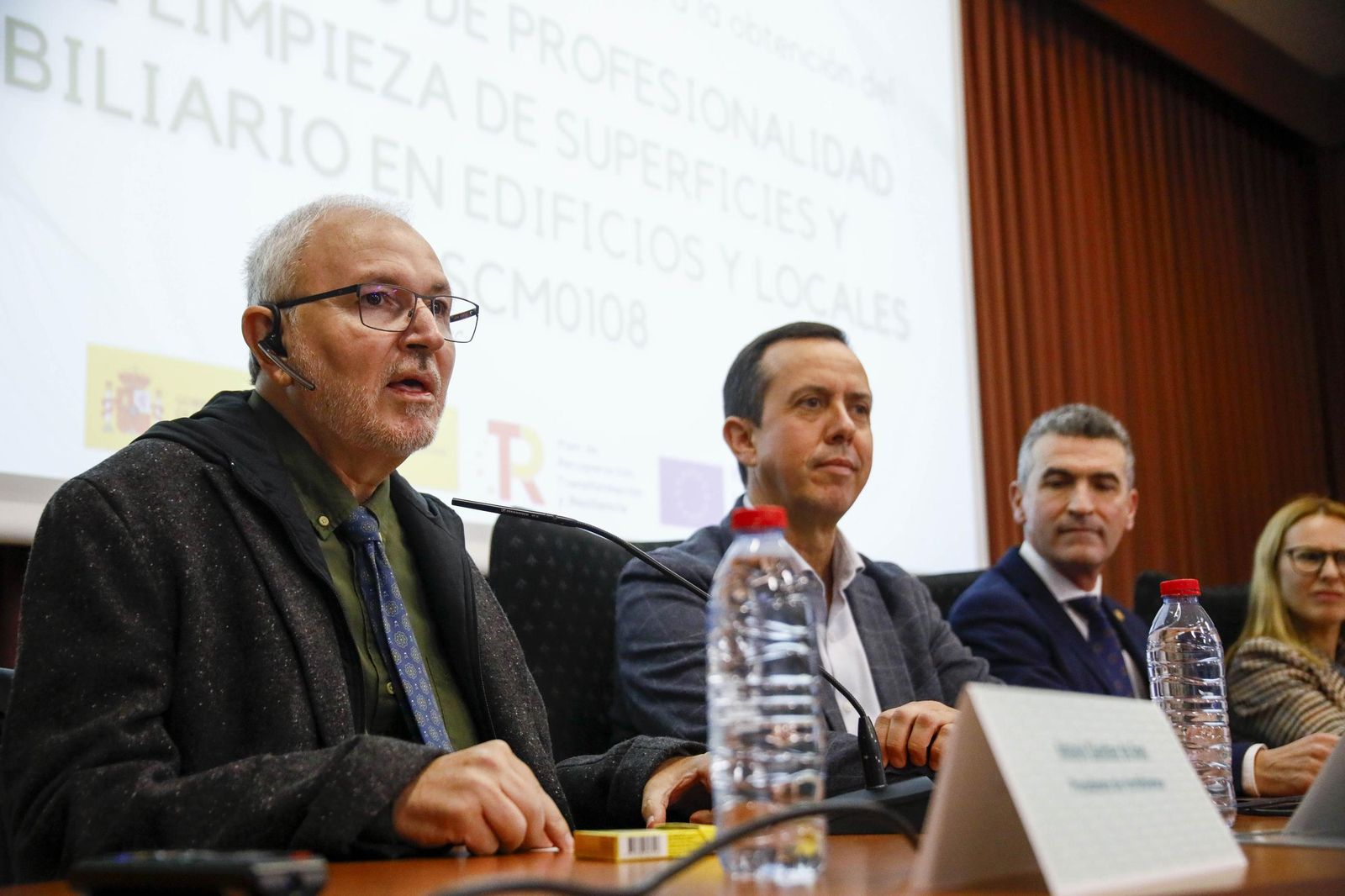 Imágenes de la enterga de certificado de profesionalidad de limpieza de superficies y mobiliarios de VerdiBlanca en la Universidad de Almería