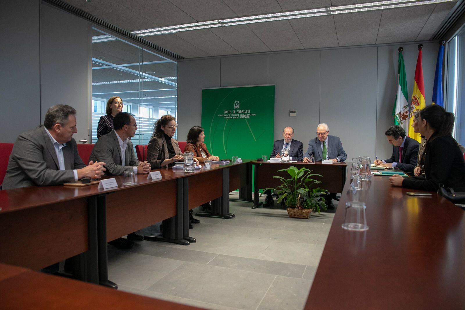 El presidente de la Diputación, Fernando Rodríguez Villalobos, el viceconsejero Jaime Raynaud, y los alcaldes, durante la reunión en la Consejería de Fomento.
