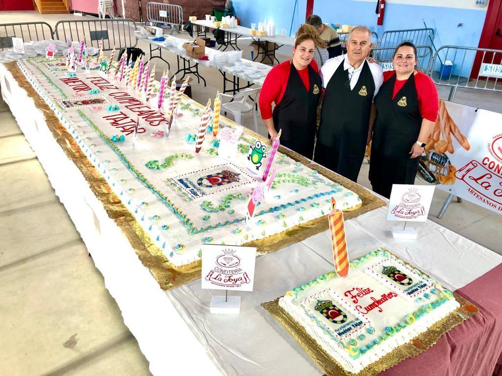 Huétor Tájar celebra con una tarta gigante los cumpleaños que no se pudieron celebrar por la pandemia
