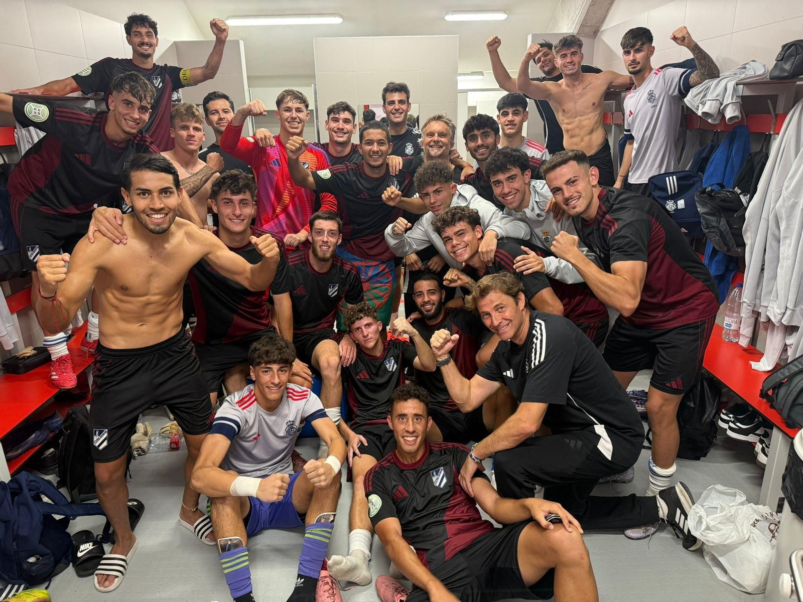 La plantilla del Recre celebra el triunfo ante el Malagueño y la segunda plaza.