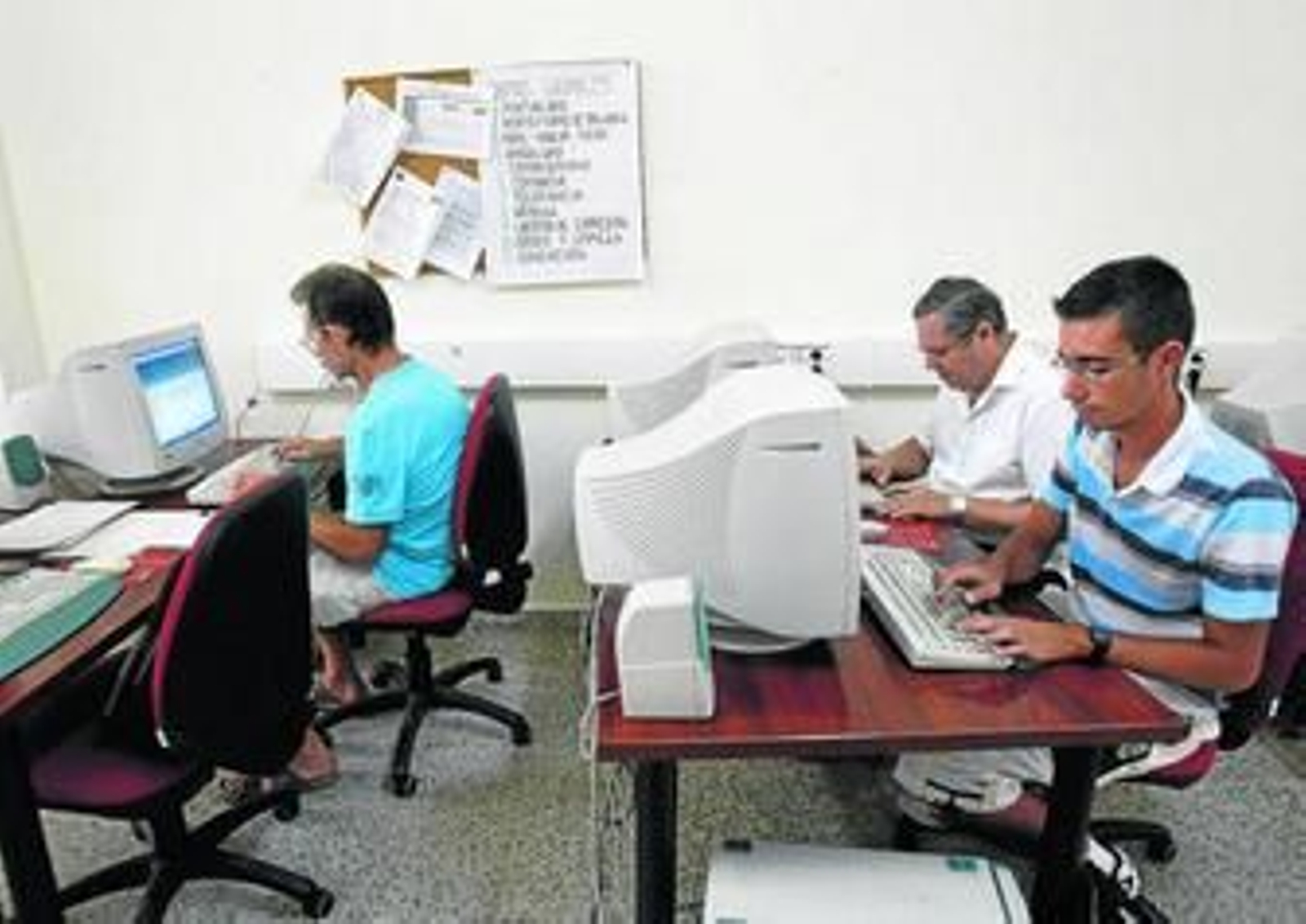 Algunos de los estudiantes realizando una de las tareas pendientes que el profesor manda en cada una de las jornadas de clase.