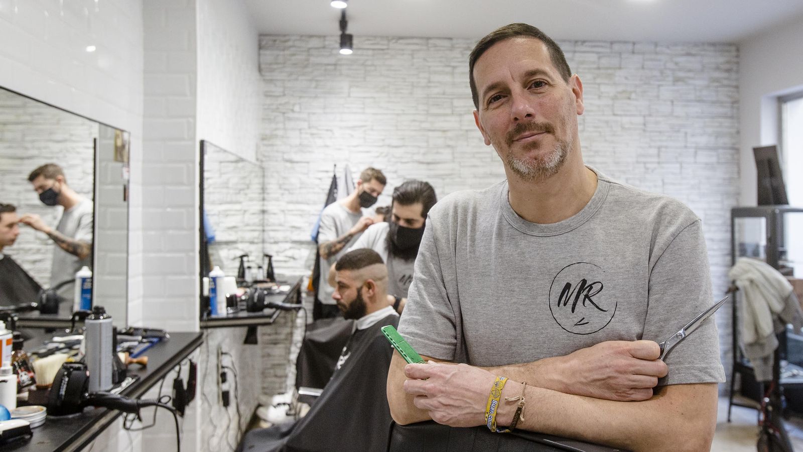 El interior de la barber shop de Manolo Román.