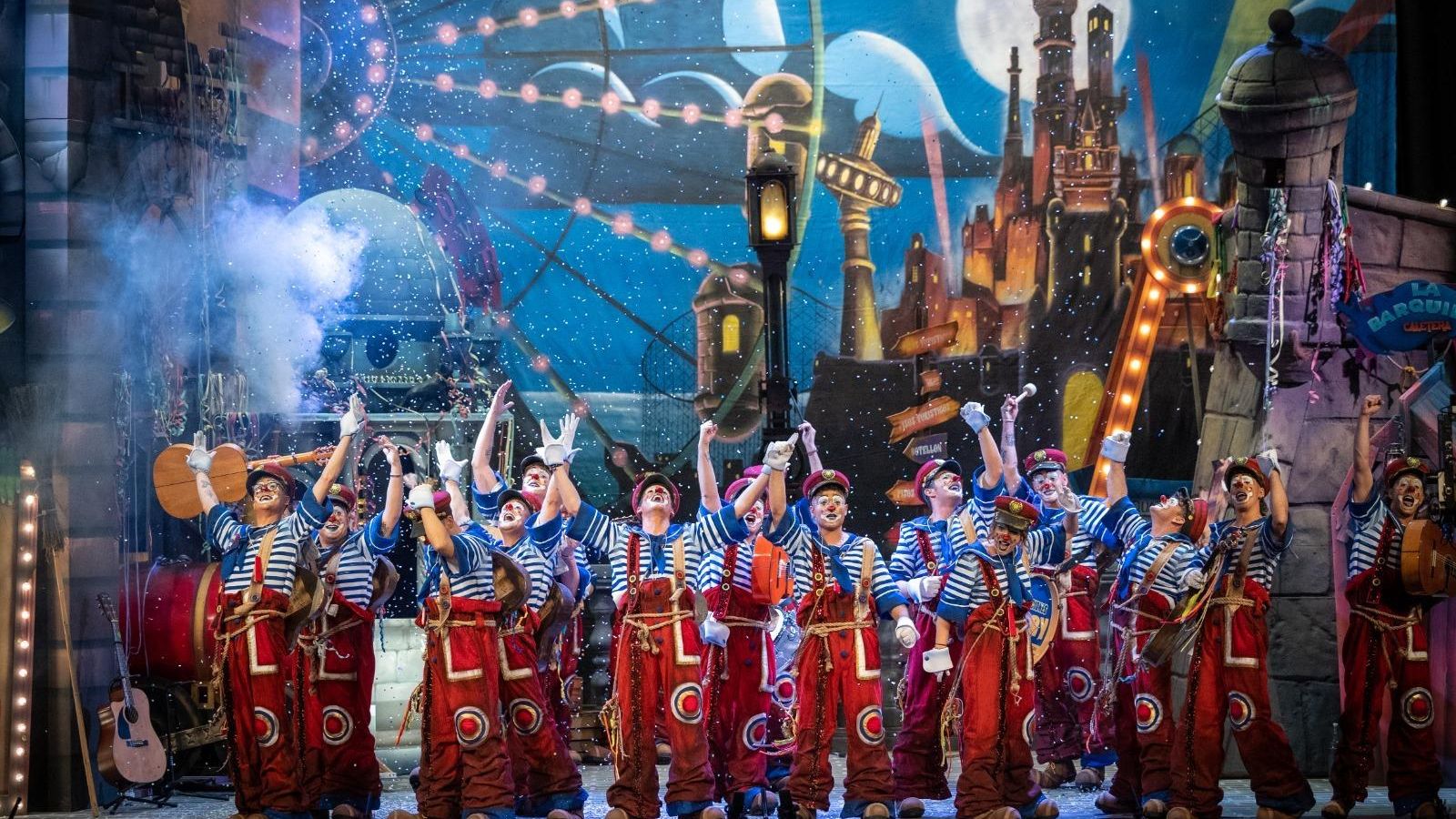 La escenografía de 'Y seguimos cantando', con Cádiz como parque de atracciones.