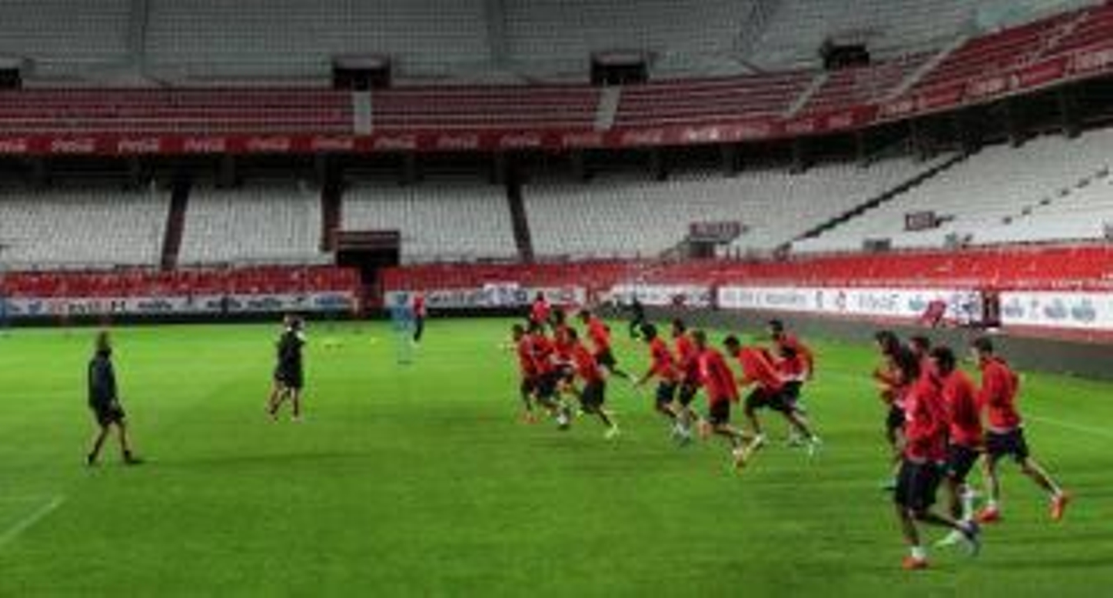 La plantilla sevillista realiza una sesión de trabajo en el estadio durante el presente invierno. / M. J. López