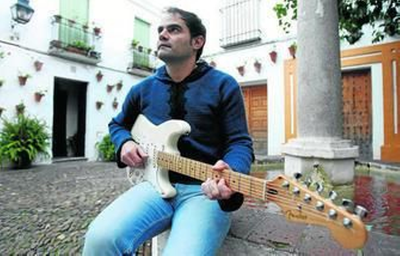 Rafa Bocero, guitarra en mano.