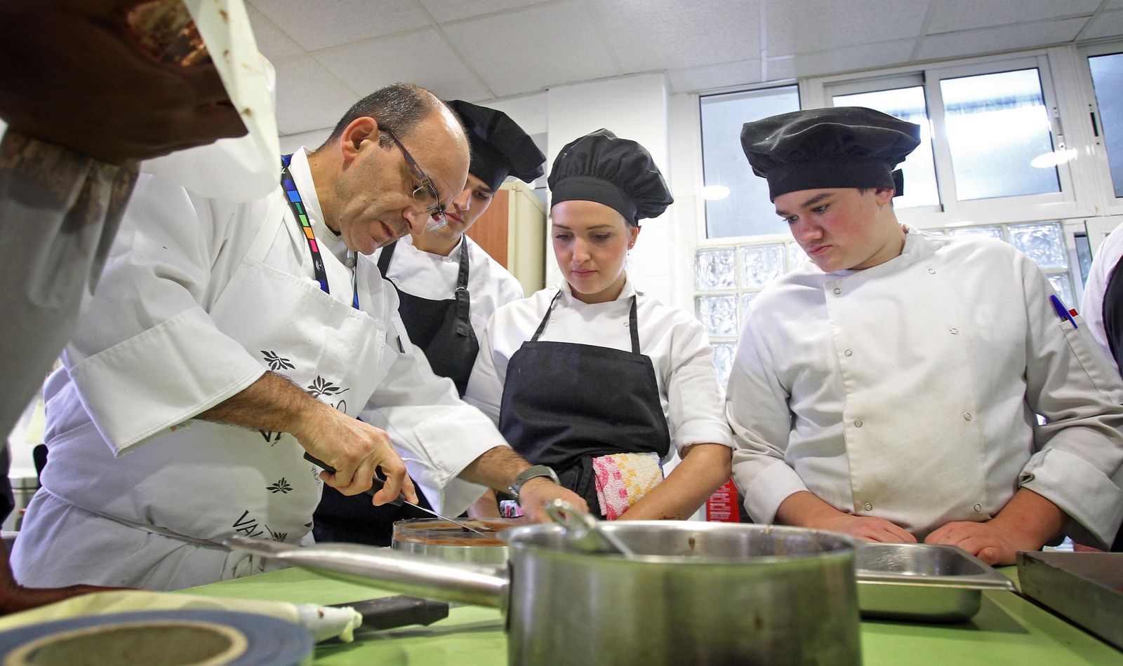 Alumnos del IES Lola Flores, en el grado de Cocina y Restauración.