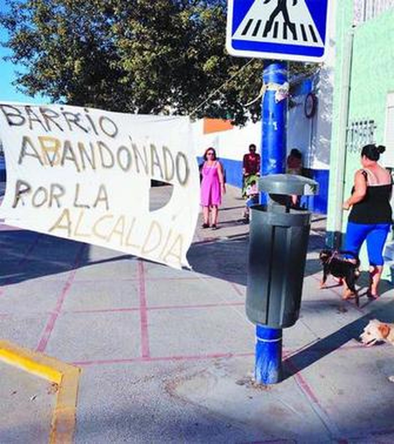 Pancartas de protesta colocadas por los vecinos que reclaman al alcalde una solución.