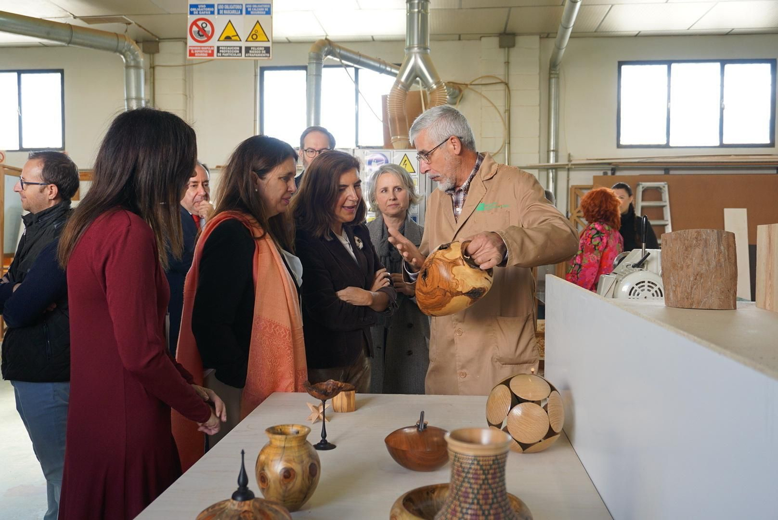 La consejera Rocío Blanco visita la Escuela de la Madera de Encinas Reales. La consejera Rocío Blanco visita la Escuela de la Madera de Encinas Reales.