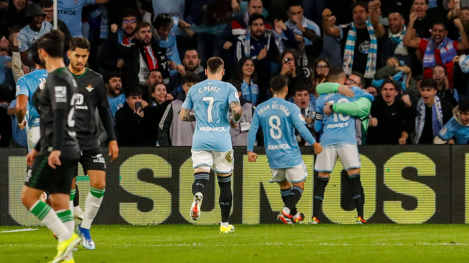 Iago Aspas celebra un gol en Balaídos, mientras Isco y Ayoze cabizbajos