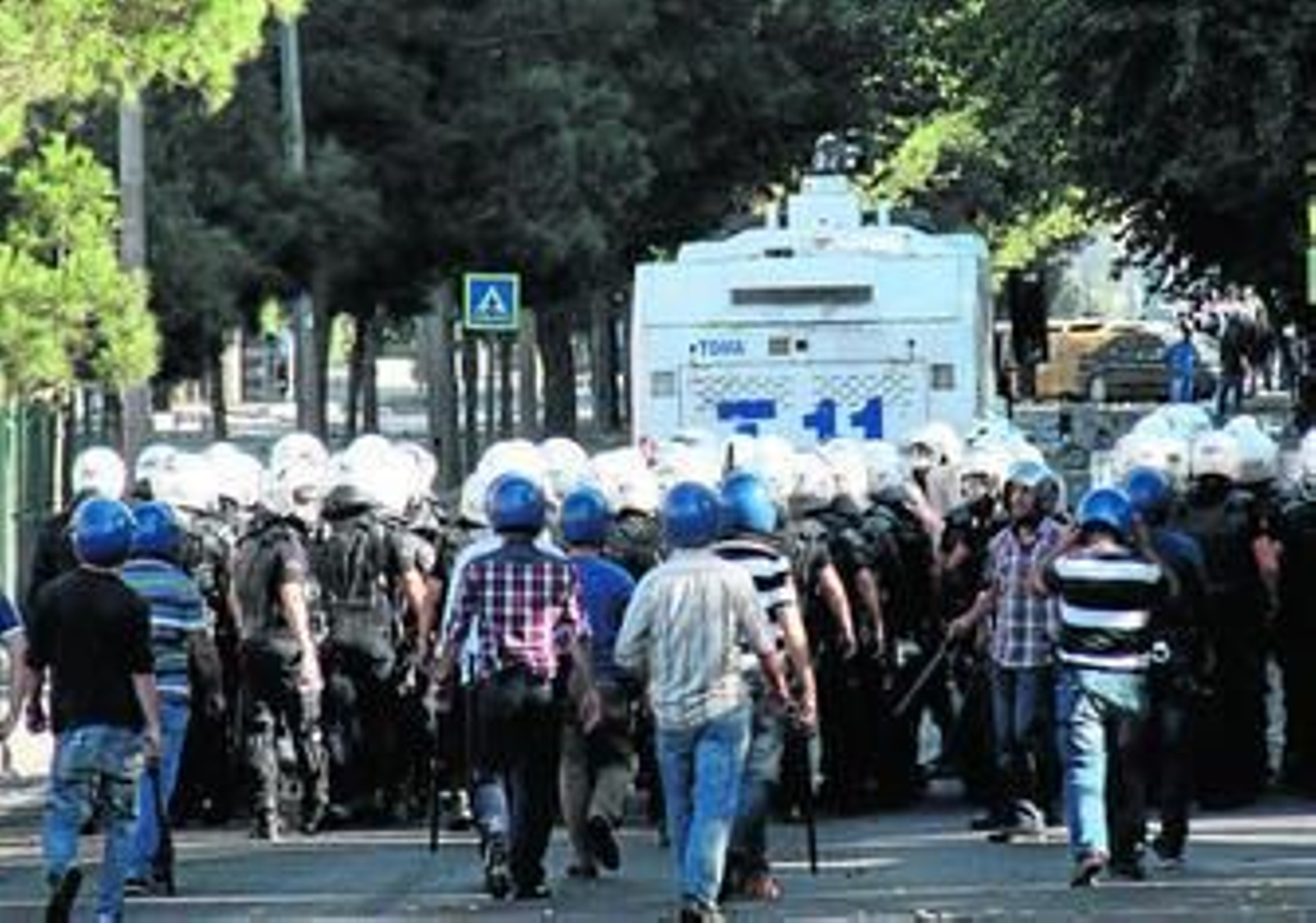 Policías antidisturbios se enfrentaban ayer a los manifestantes contre el EI en Diyarbakir.