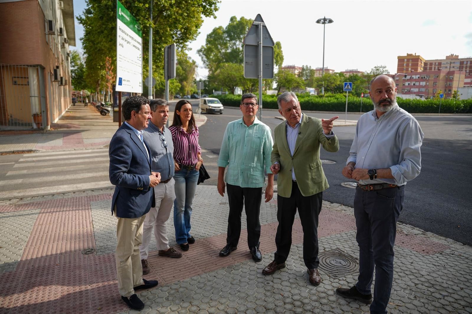El alcalde visita el reasfaltado de los Bermejales